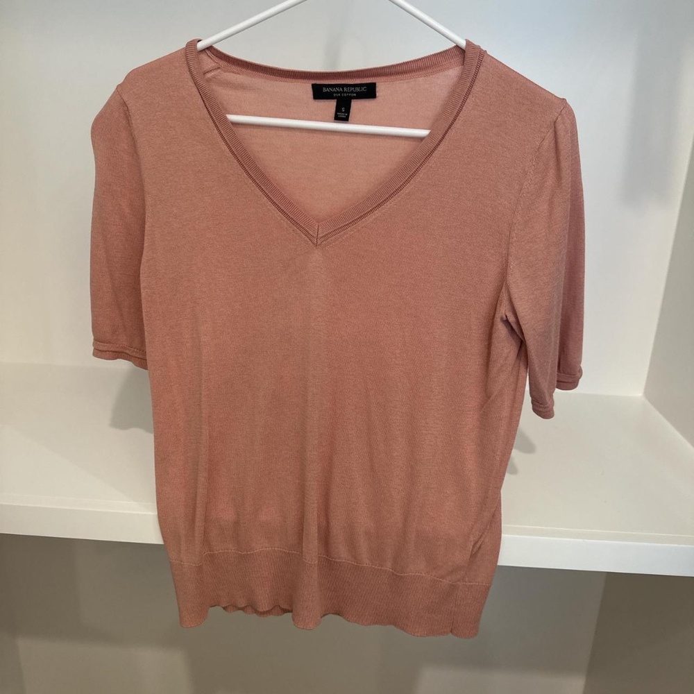 Banana Republic Women's Pink and Orange v-neck sweater.